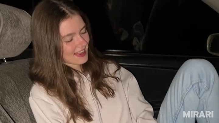 Разделась в машине и потрахалась